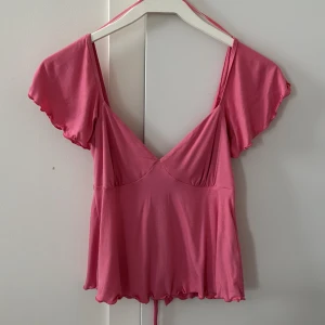 Fin topp - En jätte fin topp från Gina, har bara använts ett par gånger, den knyts i ryggen 