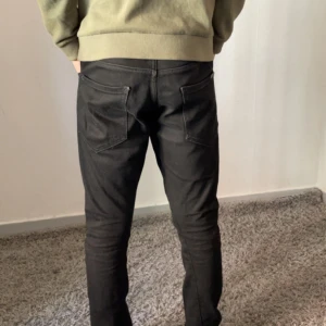 Dsquared2 Jeans - Säljer mina helsvarta Dsquared2 jeans eftersom jag inte använder dom. Strl 42. Nypris, 3500 