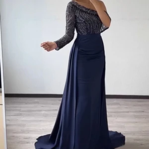 Festklänning  - Oanvänd fin & elegant festklänning. Aldrig använd. Kan skickas fler bilder vid intresse. Storlek 38 men passar även 40.  Pris kan diskuteras vid snabb affär.  Ordpris 2899. 