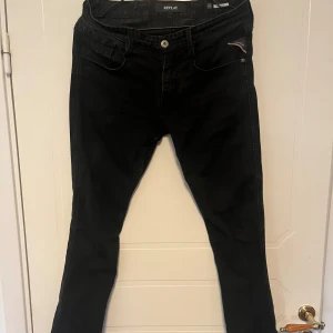 Replay anbass  - Svarta Replay anbass jeans med väldigt små tecken på användning. Storlek W29 L32. Säljer pga för små.
