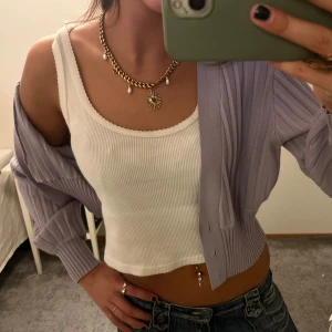 Lila stickad kofta - Super söt lila kofta! Går att använda med olika tröjor under! Är 1,72 som referens💜🦋🤗