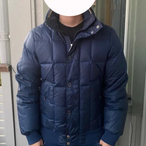 J.Lindeberg Jacka - J.Lindeberg Jacka i bra väldigt bra skick! Med avtagbar luva. Priset kan diskuteras vid snabb affär!