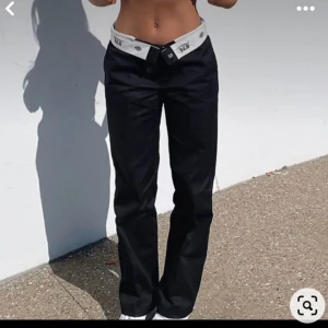 Dickies 874 - Säljer mina snygga dickies byxor då de aldrig kommer till användning, är några storlekar större så man kan vika ner kanten🤩🫶🏽 det är W31 och annars brukar jag ha W26