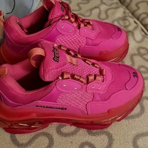 Balenciaga skor  - Säljer fina rosa Balenciaga skor i storlek 39, dock är ena snöret borta men det går att byta ut dem. Ord pris på dessa är 11 tusen, kom med bud 🌸