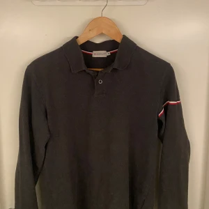 Moncler piké  - Fin moncler piké köpt från Celtio store och är självklart äkta!