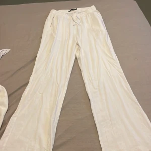 Linnebyxor  - Ett par vita linnebyxor helt oanvända och är i skick 