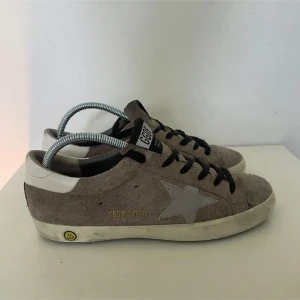 Golden goose bruna - Tja säljer mina golden goose skor då de börjar bli för små för mig! Box följs med! Skriv för mer info!