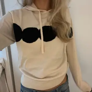 En jättefin ganska tunn stickad hoodie, storlek m men skulle säga att det mer är en s. Några jättesmå fläckar på ena ärmen, syns knappt o inget som jag har tänkt på, se sista bilden.