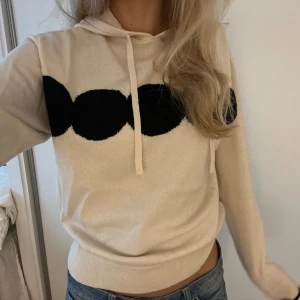Stickad hoodie  - En jättefin ganska tunn stickad hoodie, storlek m men skulle säga att det mer är en s. Några jättesmå fläckar på ena ärmen, syns knappt o inget som jag har tänkt på, se sista bilden.
