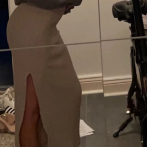 Kjol - Fin kjol med slit på sidan, har använten ett par gånger därmed så är den i bra skick