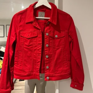 Jeansjacka röd från vero Moda  - Använt fåtals gånger❤️