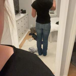 Säljer ett par jättefina lågmidjade replay jeans som tyvärr inte sitter så bra på mig,💓midjemått rätt över ca 40cm - innerbenlängd 87,5!💞skulle säga att den passar nån runt 1,70! Hör av er vid frågor o annat!💓