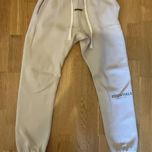 Essentials byxer  - Essentials byxer i storlek xs