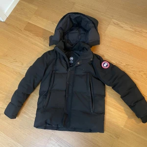 Canada goose jacka - Fräsch och varm jacka perfekt till vintern, päls till luvan finns också. OBS letar endast snabba affärer!