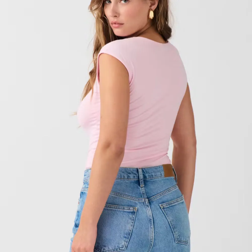 Säljer en superfin rosa tight topp från Gina Tricot. Den är i storlek XS och har en mjuk och skön känsla. Perfekt för sommardagar eller att ha under en kavaj. Toppen är ärmlös och har en stilren design.. Toppar.