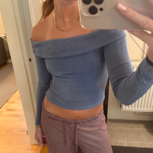 Off shoulder topp - Off shoulder tröja från Motel Rocks 🩵🩵Knappt använt, storlek S❣️