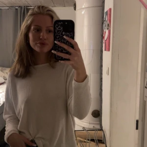 Vit långärmad tröja - Säljer en vit långärmad tröja med en avslappnad passform. Perfekt för en casual look och enkel att matcha med olika outfits. Tröjan är så skön! Storlek S och tunn🥰