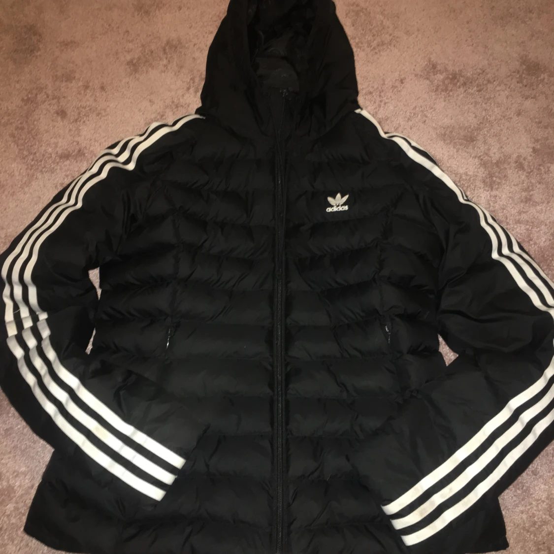 Svart dunjacka från Adidas stl 36