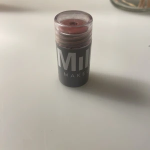 Milk Makeup blush - Säljer en praktisk multiprodukt i stickformat från Milk Makeup. Den har en mjuk rosa nyans och kan användas som rouge eller läppstift. Perfekt för en snabb touch-up när du är på språng.