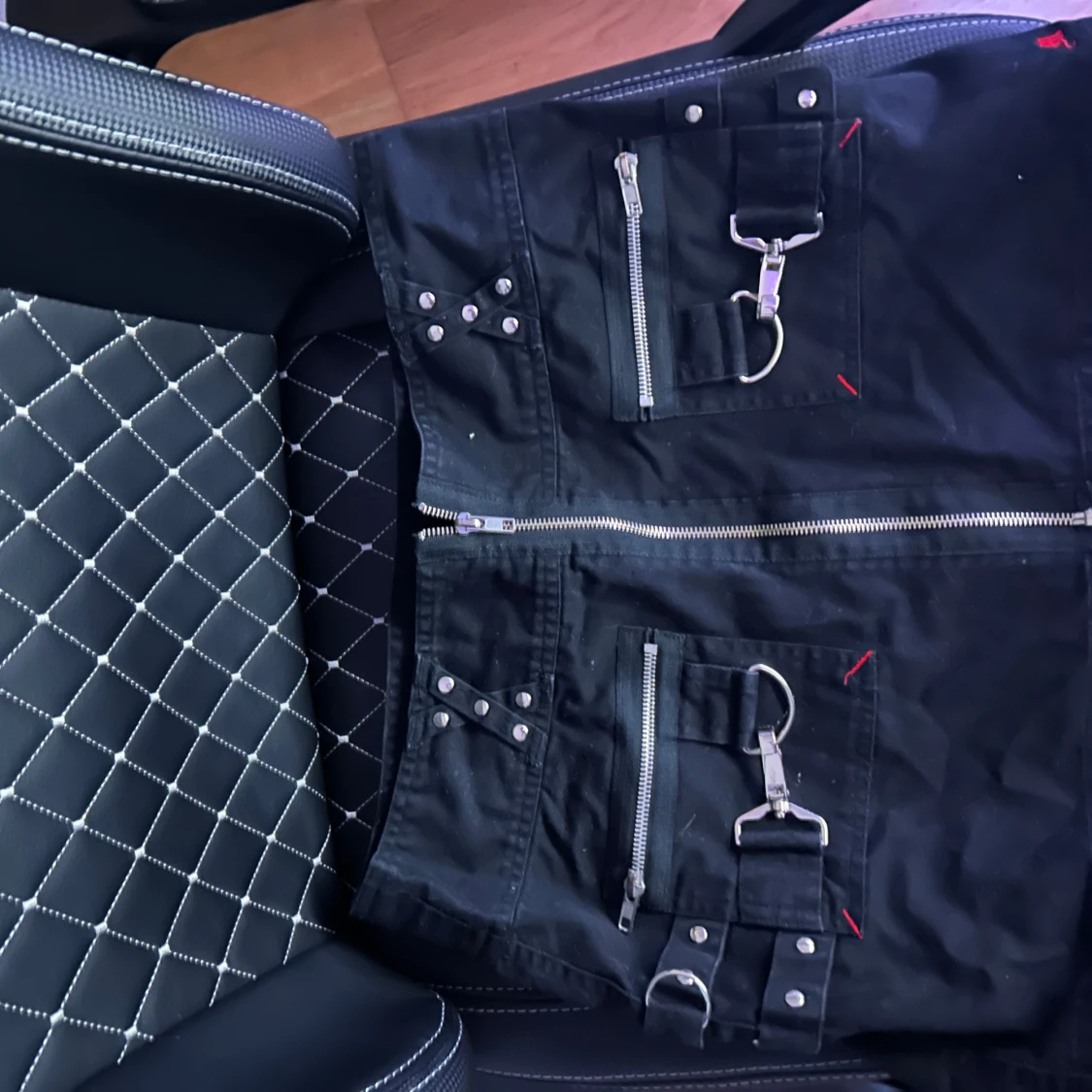 Svart kjol med dragkedjor och spännen