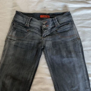 Gråa jeans från TBY - - Gråa lågmidjade jeans från TBY - Mått 📐 Midja tvärsöver 38cm, inneben 73cm och gren 17cm  - Fint skick  - Inga defekter utöver att de är uppsprättade längst ned  Skriv om ytligare funderingar tryck annars köp nu 💕
