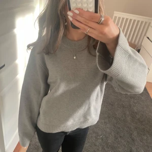 Grå tröja från Gina Tricot - Säljer en  grå tröja från Gina Tricot i storlek XS. Har knappt använt så praktiskt taget som ny🥰
