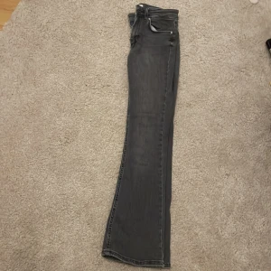 Snygga gråa boot cut jeans från ONLY  - Säljer mina boot cut, mid waist jeans från ONLY. Har använt 1 gång. Tyvär har de blivit stora på mig. Dm om vill köpa. 