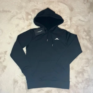 J Lindeberg hoodie - Säljer en j lindberg hoodie som är helt ny o använd och nypris 1500 säljer för 800 den passar för dom som är 174-180 och sitter lite tajt