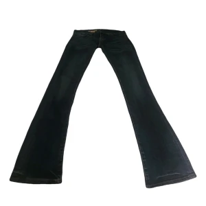 Blå bootcut lowwaist jeans från Ralph Lauren - Nypris: ca 7000 till 8000kr. Snygga blå jeans från Ralph Lauren med bootcut-stil. Helt oanvänd och inga defekter. Pris kan diskuteras💕 det passar inte mig så jag har ingen bild med dem på.