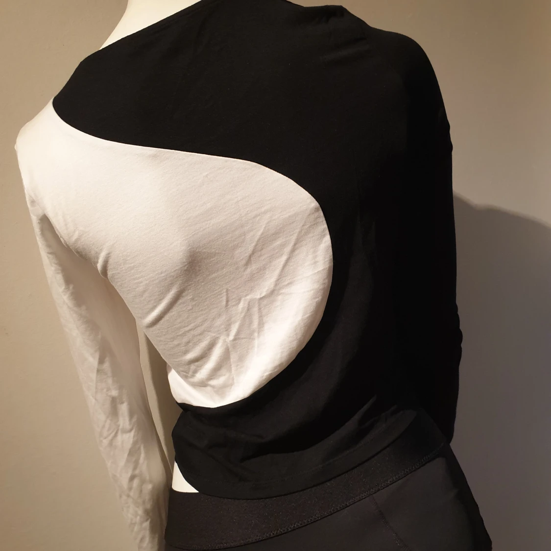 Svart och vit långärmad topp från NA-KD - 1