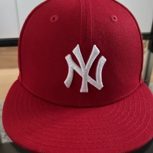 New era keps (röd) - Tja, säljer en nästan oanvänd keps från hatstore. Det är storlek 54,9 cm. Hör av er vid funderingar.