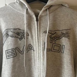 Bvaldi zip Hoodie grå - Sjukt snygg Bvaldi zip hoodie. Använd ett fåtal gånger så skick 10/10. Skicka vid frågor