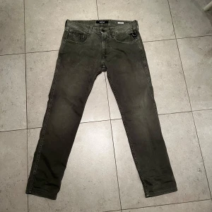 Replay Anbass - Feta replay anbass jeans i mycket bra skick. Det är Gröna/gråa i färgen och är storlek 32 i midja slim fit.         Pris kan diskuteras! Skriv för fler bilder