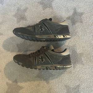  sneakers från Premiata - Snygga sneakers från Premiata med unikt mönster på sulan. Skorna har snörning och en stilren design med diskreta detaljer. Perfekta för en avslappnad stil. Skick: 7-8/10. Nypris: 3299 kr