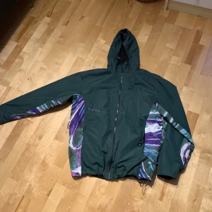 Lead Fabrics jacka - Skaljacka från Lead Fabrics. Köpt förra året men tyckte själv inte om den. Sömmen har släppt lite vid högra ventilationshålet.