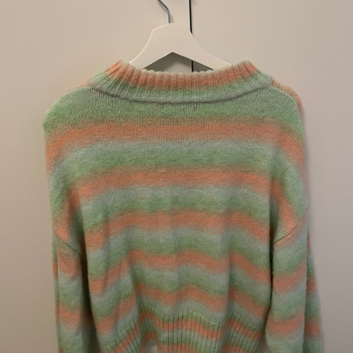 Randig stickad tröja från Gina Tricot - 1