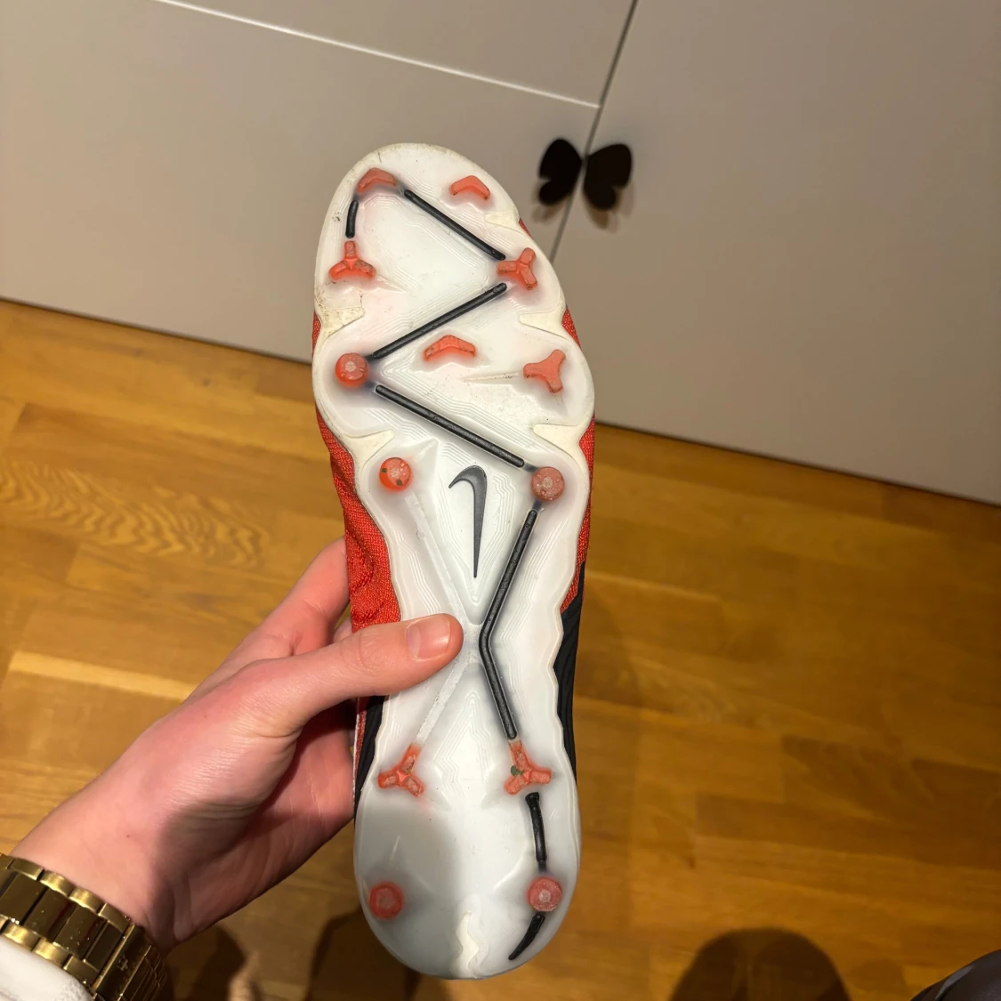 Röda och svarta fotbollsskor från Nike - 4