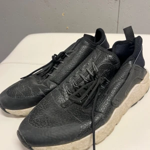 Nike stl:41 - Nike skor läder stl:41  Bra skick men slitna baktill för det är elastiskt tyg se bild 3.  Pris: 200