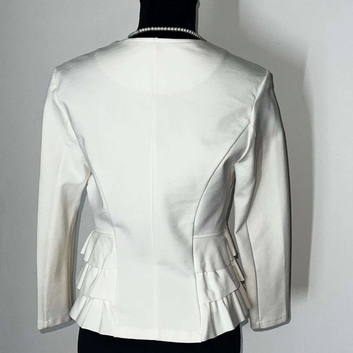 Vit jacka med volangdetaljer - 2