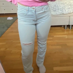 Ljusa jeans med slitning - Snygga ljusa jeans med ett hål på ena benet.🩷