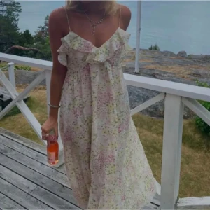 Blommig sommarklänning - Charmig blommig klänning med volangdetaljer och smala axelband. Perfekt för varma sommardagar med sin lätta och luftiga design. Köpt på Sellpy men klänningen har prislappen kvar😊