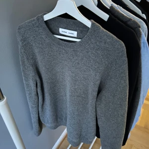 Grå ulltröja från Samsoe Samsoe - Säljer en stilren grå ulltröja från Samsoe Samsoe. Tröjan har en klassisk rund halsringning och långa ärmar. Nypris ca 2000, endast använd ett par gånger