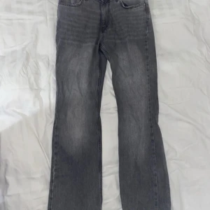 Grå jeans - Snygga grå jeansbyxor från Gina Tricot med klassisk femficksdesign. Byxorna har en rak passform och är perfekta för en avslappnad stil. Tillverkade i ett slitstarkt denimtyg som ger en cool look. Använda en gång