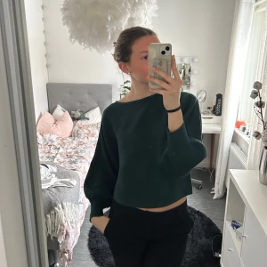 Grön vila tröja - Grön tröja från Vila. Den är inte trekvartsärmad men lite kortare i ärmarna och bred halsringning. Strl S och knappast använd💕