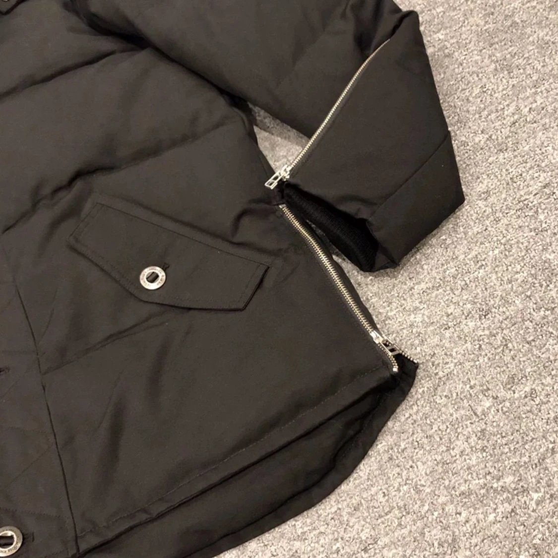 Svart dunjacka med avtagbar pälshuva - 2