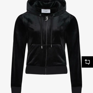 Svart velour hoodie från Juicy Couture - Jätte fin tröja från juicy couture!! men det används tyvärr inte hos mig!! Köpte helt ny och använt den få gånger. 