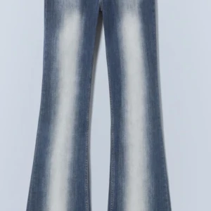Blå bootcut jeans - Snygga blå bootcut jeans med en cool tvättad effekt. De har en klassisk femficksdesign och en knappgylf. Perfekta för en avslappnad stil med en modern twist. Säljer för nypris eftersom de är slutsålda. Använda va 3 gånger och inte några defekter. Bra skick❤️‍🔥
