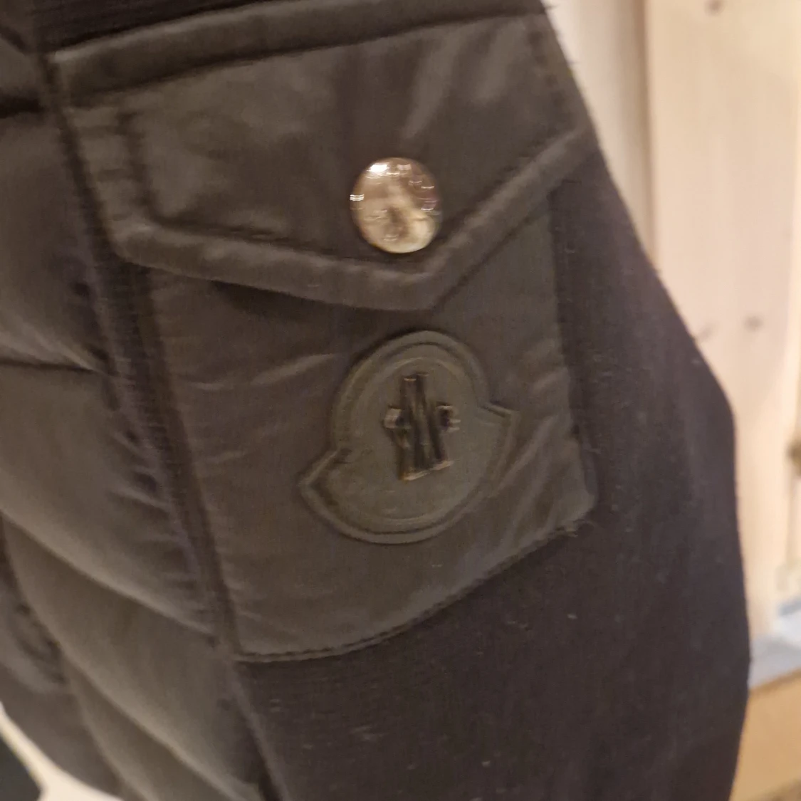 Svart pufferjacka från Moncler - 1