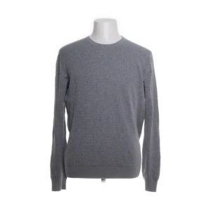 Grå tröja från Riley - Snygg grå tröja från Riley i en blandning av ull och bomull. Perfekt för kyligare dagar med sin klassiska design och bekväma passform. Tröjan har långa ärmar och en rund halsringning.