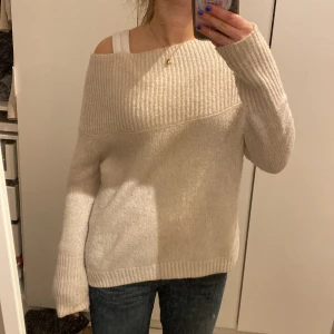 Beige offshoulder stickad tröja - Stickad of-shoulder tröja